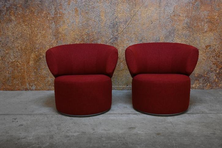 ZGANieuw 2 rode stoffen Rolf Benz 684 design draaifauteuils, Huis en Inrichting, Fauteuils, Zo goed als nieuw, Stof, 75 tot 100 cm