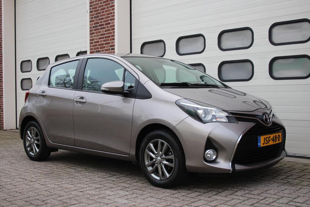 Toyota Yaris 1.3 VVT-i Dynamic * Automaat / Navi / Camera *, Auto's, 1025 kg, Stof, Gebruikt, 4 cilinders