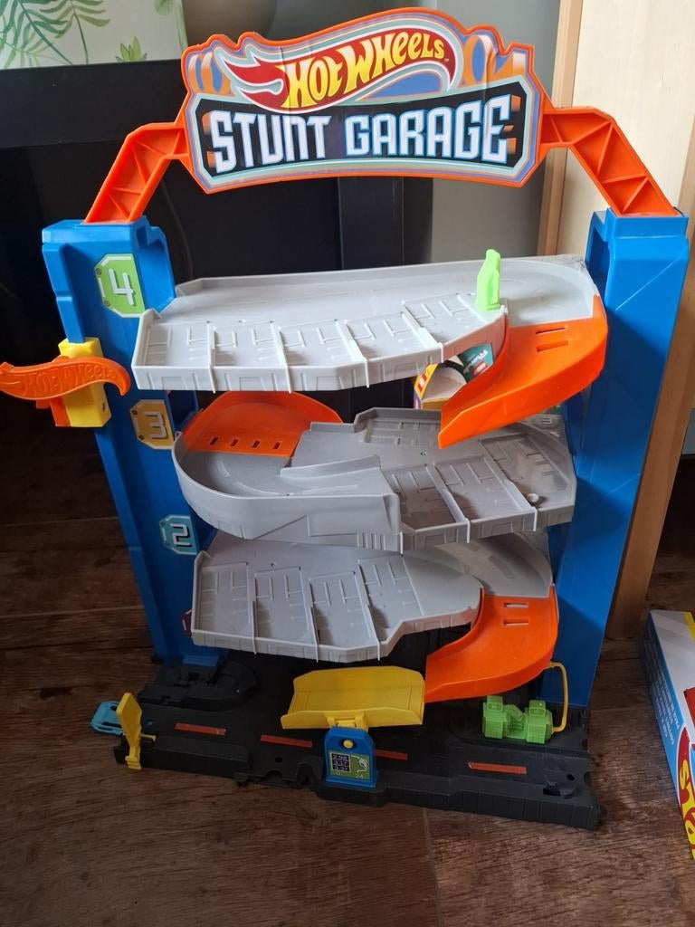Hot wheels garage met baan onderdelen, 1 auto, Kinderen en Baby's, Speelgoed | Racebanen, Ophalen of Verzenden, Zo goed als nieuw