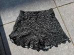 Kort broekje maat s, Kleding | Dames, Broeken en Pantalons, Ophalen of Verzenden, Zo goed als nieuw, Zwart, Kort