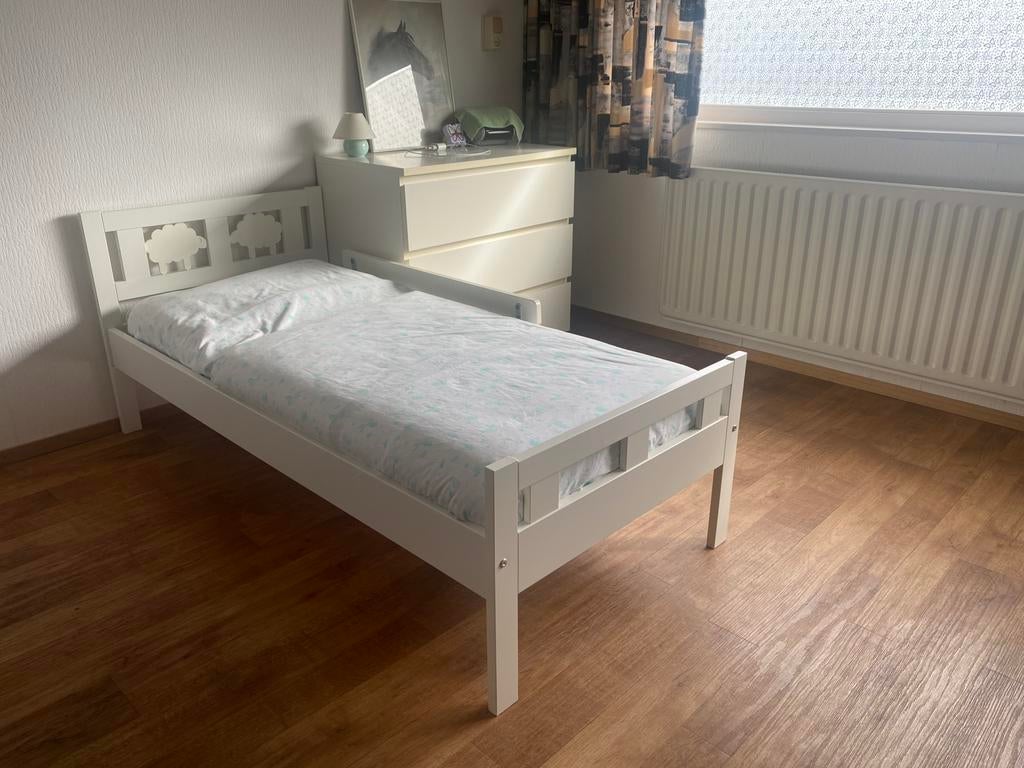 Kritter Ikea peuterbed met zijsteun, lattenbodem, matras etc, Ophalen, Gebruikt, Wit, 190 cm of minder