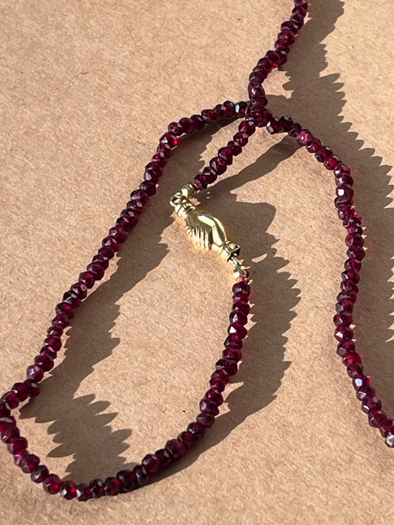 Antieke Granaat Ketting met Gouden Handen Slot - Zeeuws Juwe, Sieraden, Tassen en Uiterlijk, Antieke sieraden, Ophalen of Verzenden