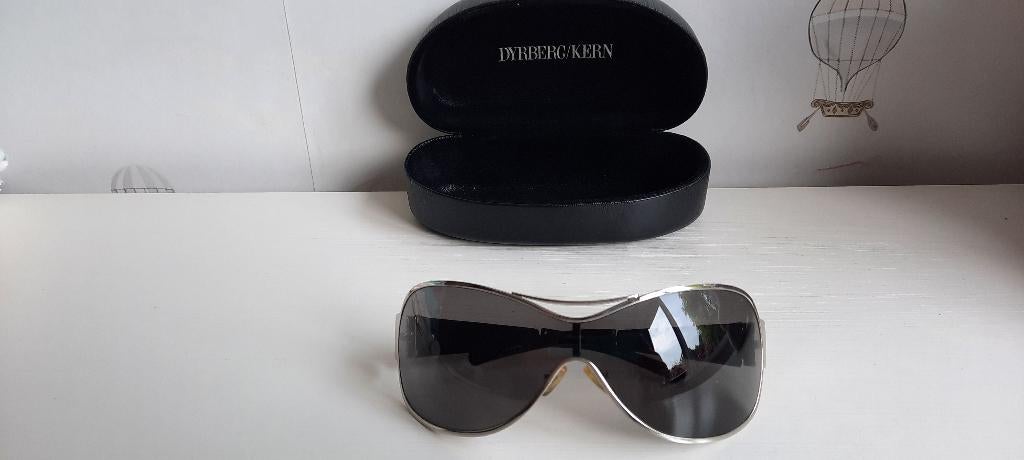 Prachtige Dyrberg / kern zonnebril. Unisex, Overige merken, Zonnebril, Zwart, Ophalen of Verzenden