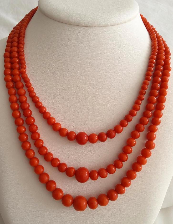 3 rijen bloedkoraal met een 14 karaat gouden slot, Sieraden, Tassen en Uiterlijk, Antieke sieraden, Ketting, Goud, Met edelsteen