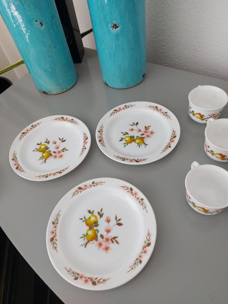 3 arcopal bordjes en 3 kopjes, Ophalen of Verzenden