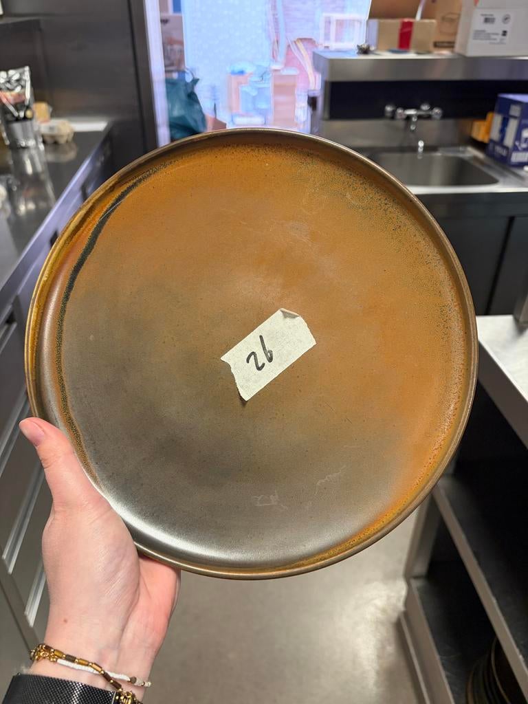 26 F2D bruine borden met opstaande rand, Huis en Inrichting, Keuken | Servies, Ophalen, Gebruikt, Keramiek, Bord(en)