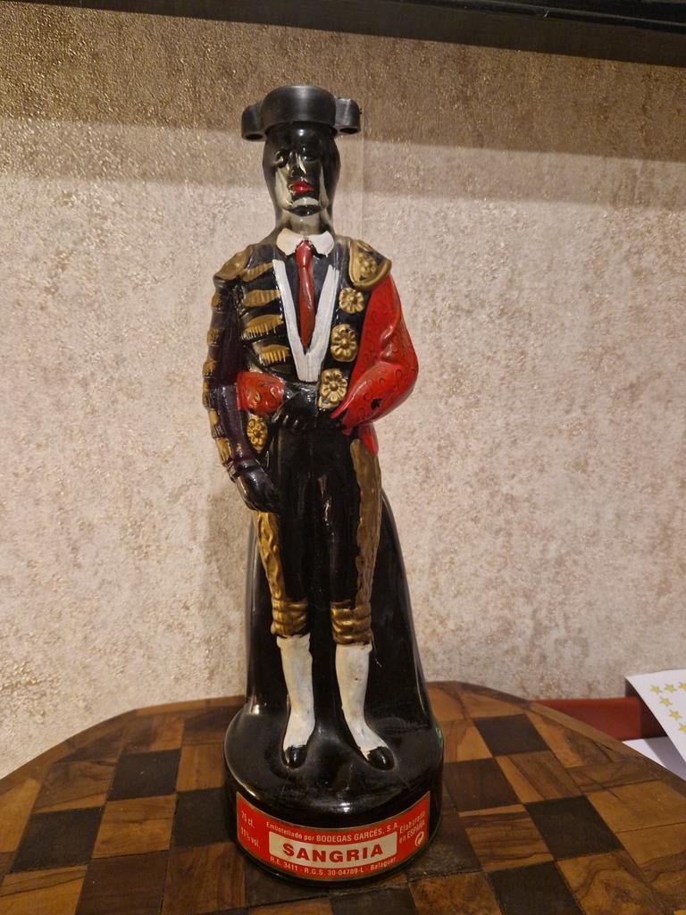 Volle fles van een stiervechter. Collectors item, Verzamelen, Beelden en Beeldjes, Ophalen of Verzenden