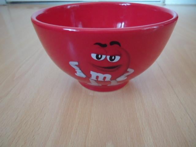 M&M schaaltje, kommetje rood met RED, Ophalen of Verzenden, Zo goed als nieuw, Gebruiksvoorwerp
