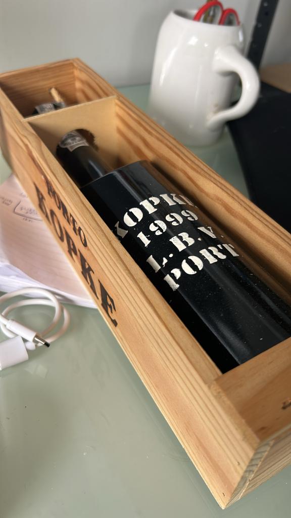 L.B.V. port Kopke 1999 in houten kistje, Verzamelen, Wijnen, Ophalen of Verzenden, Gebruikt, Overige gebieden, Port