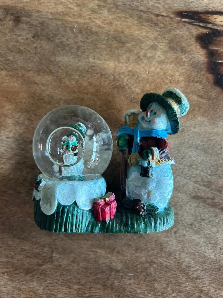 kerst schuddebol sneeuwbol 8 x 7,5 x 4,5 cm, Ophalen of Verzenden, Gebruikt