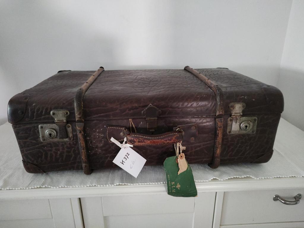 K372 VINTAGE koffer - hutkoffer met oud KLM bagagelabel, Sieraden, Tassen en Uiterlijk, Koffers, Overige materialen, Gebruikt