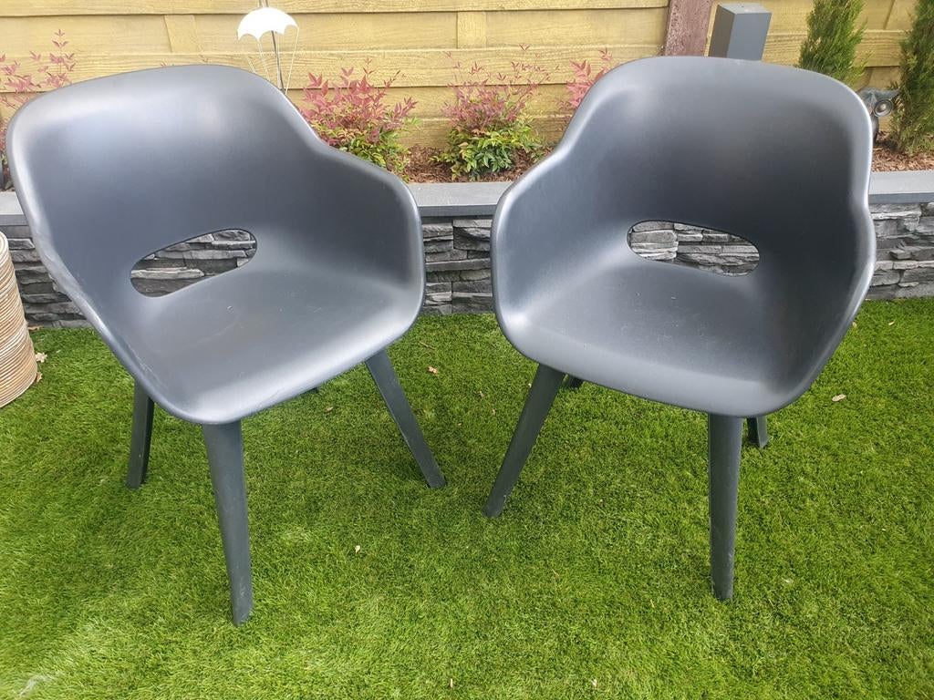 2 zwarte kuipstoelen van kunststof, Tuin en Terras, Ophalen, Zo goed als nieuw, Kunststof
