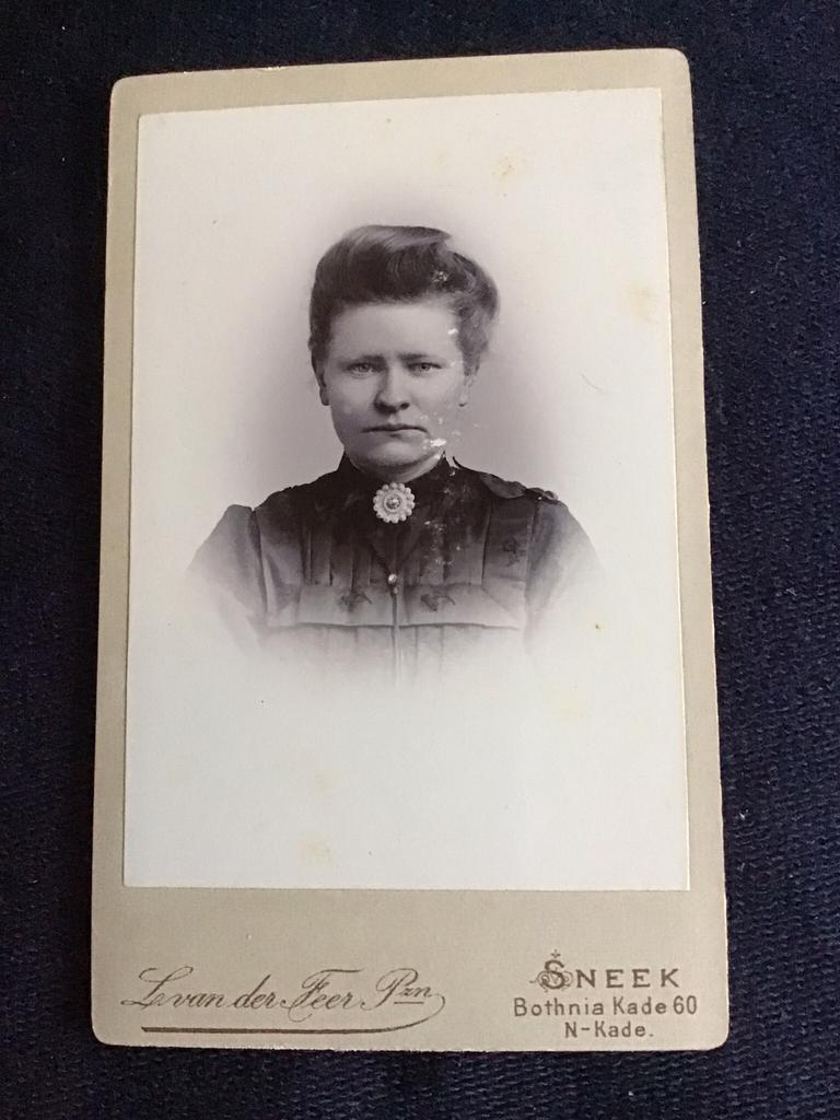 CDV, Vrouw, L. VAN DER FEER & ZN, SNEEK, Carte de Visite 2, Verzamelen, Foto's en Prenten, Ophalen of Verzenden, Voor 1940, Gebruikt