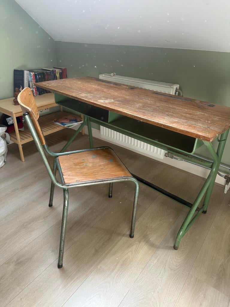 Vintage schoolbank met groen metalen onderstel, Kinderen en Baby's, Kinderkamer | Tafels en Stoelen, Ophalen of Verzenden, Gebruikt