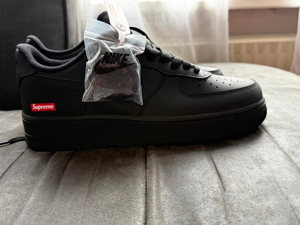 Nike Air Force 1 Low Supreme Black 43, Kleding | Heren, Schoenen, Zwart, Nieuw, Ophalen of Verzenden, Sneakers of Gympen