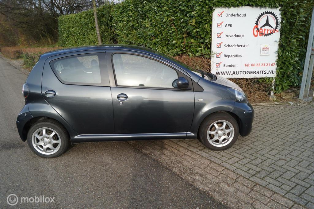 Toyota Aygo 1.0-12V Dynamic Navigator met airco, Voorwielaandrijving, Euro 5, Gebruikt, 4 stoelen