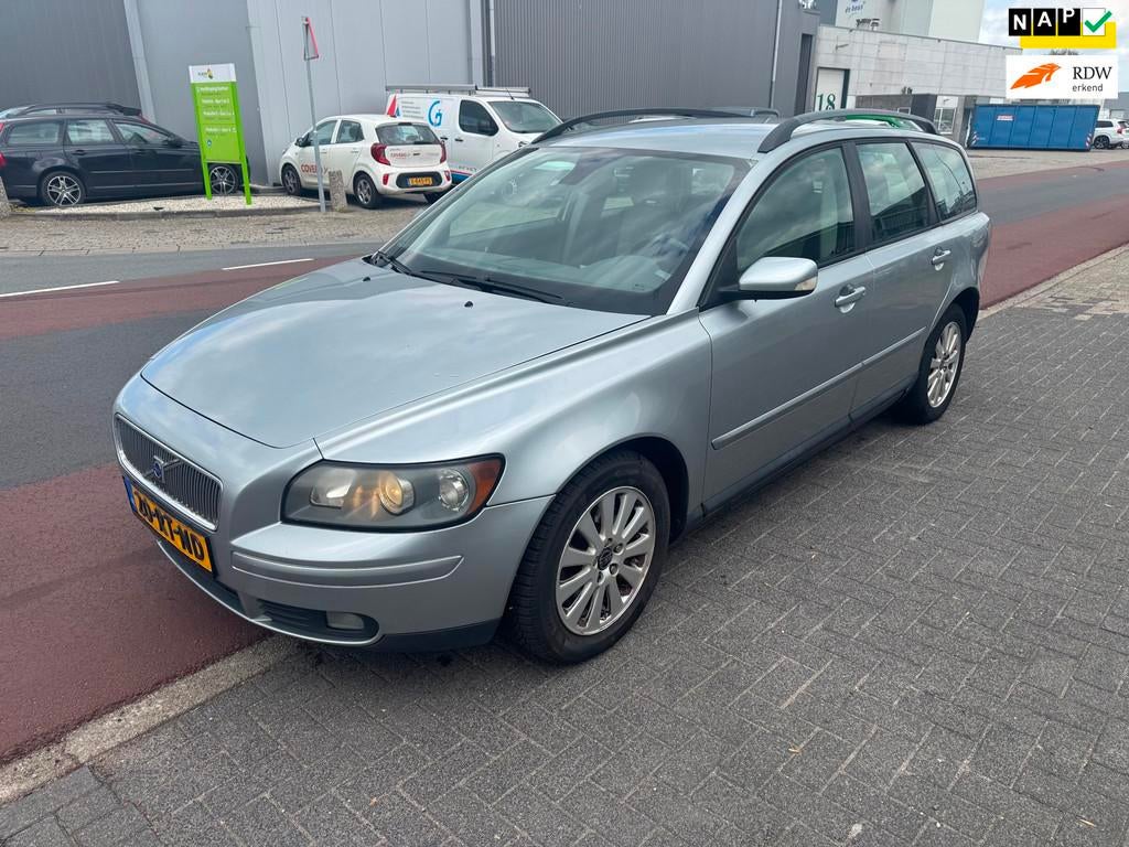 Volvo V50 2.4 Summum Automaat NW APK Koopje, Auto's, Gebruikt, 700 kg, 2435 cc, Zilver of Grijs