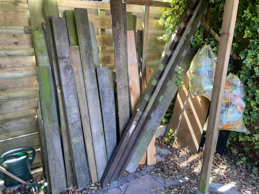 Gratis gebruikte houten planken en hardhout palen, Ophalen, Gebruikt