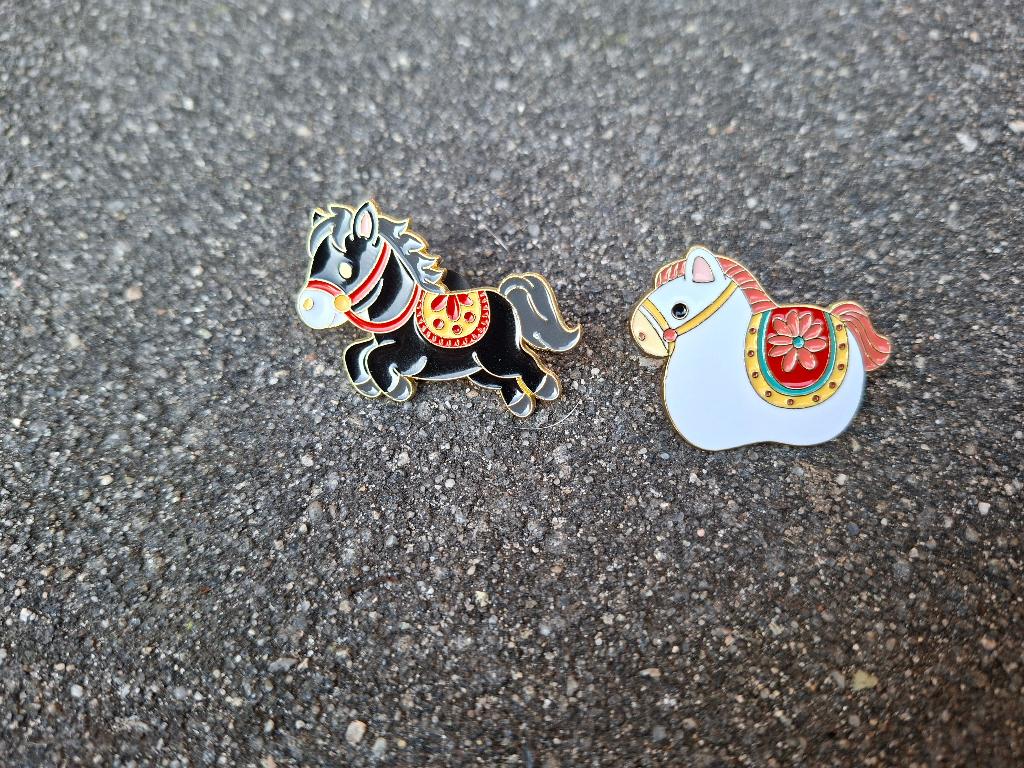 2 leuke pins van paarden te koop, Verzamelen, Speldjes, Pins en Buttons, Ophalen of Verzenden, Nieuw, Overige onderwerpen, Speldje of Pin