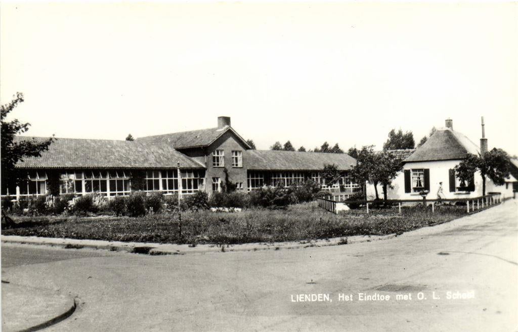 Lienden, Het Eindtoe met O.L. School - ongelopen, Verzamelen, Ansichtkaarten | Nederland, Ophalen of Verzenden, Voor 1920, Ongelopen