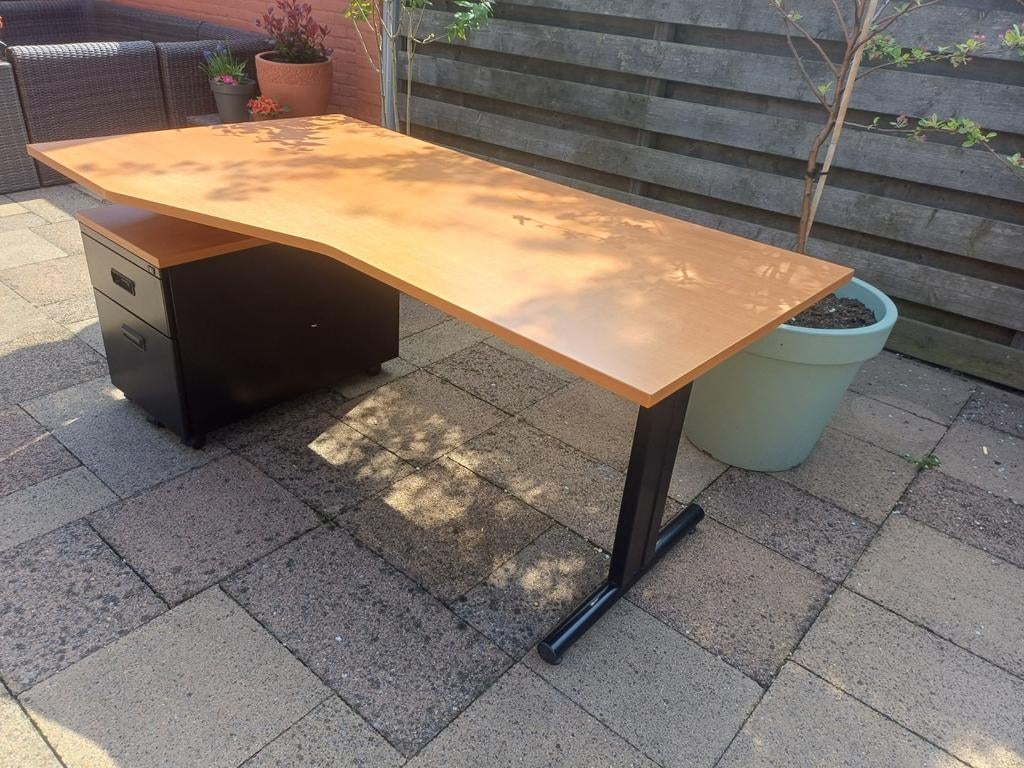 Bureau 180 cm. met ladenblok op wieltjes, Ophalen