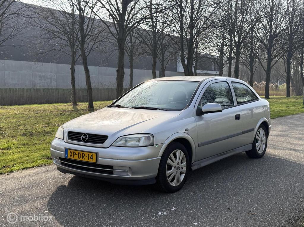 Opel Astra 1.6 GL*DISTRIBUTIE VERV.*TREKHAAK*APK 09/26, Auto's, Opel, Stof, Zwart, 4 cilinders, Bedrijf