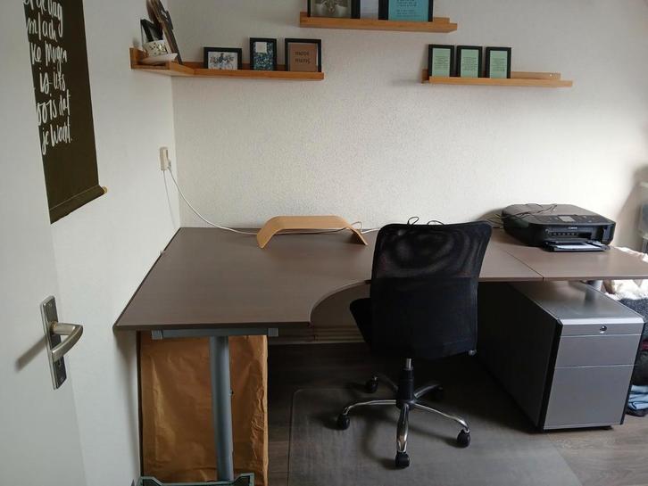 Ruim Ikea hoekbureau met Gispen ladeblok en bureaustoel, Huis en Inrichting, Bureaus, Gebruikt, Bureau, In hoogte verstelbaar