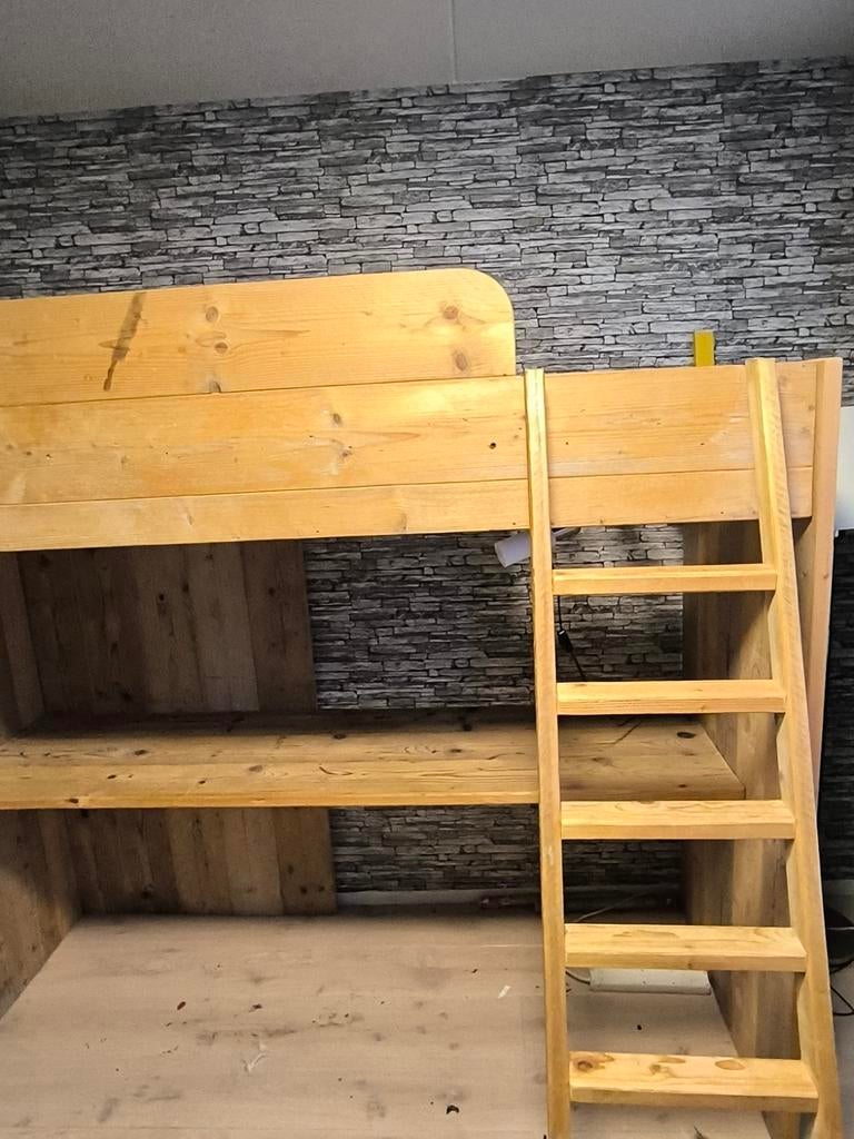 Hoogslaper met bureau en houten trap, Ophalen