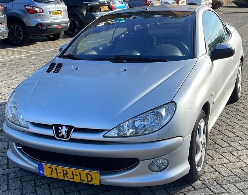 Peugeot 206 1.6 16V CC Roland Garros AUTOMAAT AIRCO ! 2005, Auto's, Euro 5, Zwart, 4 cilinders, Cabriolet