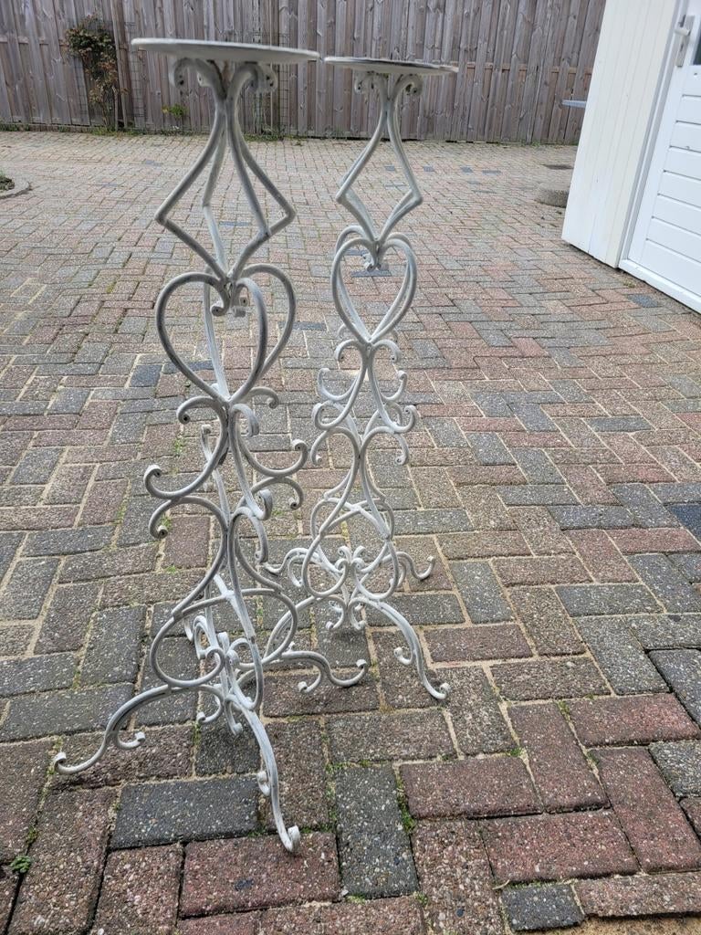 Twee witte metalen kaarsenstandaards, Ophalen