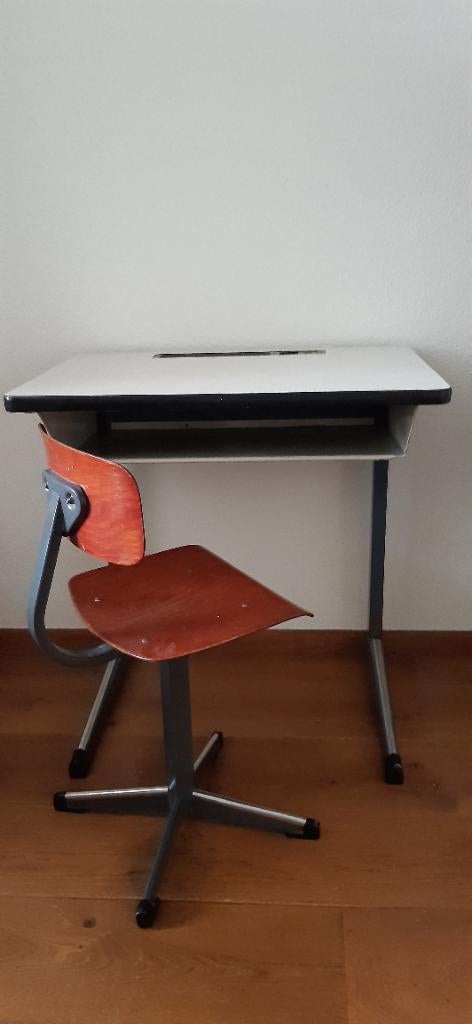 oud schooltafeltje met stoeltje, Ophalen, Gebruikt, Tafel(s) en Stoel(en)