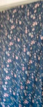 2 GORDIJNEN PETROL BLAUW? MET KLEINE BLOEMEN ,ROZE EN GROENE, 200 cm of meer, Ophalen of Verzenden, Zo goed als nieuw, VINTYAGE  FRIS