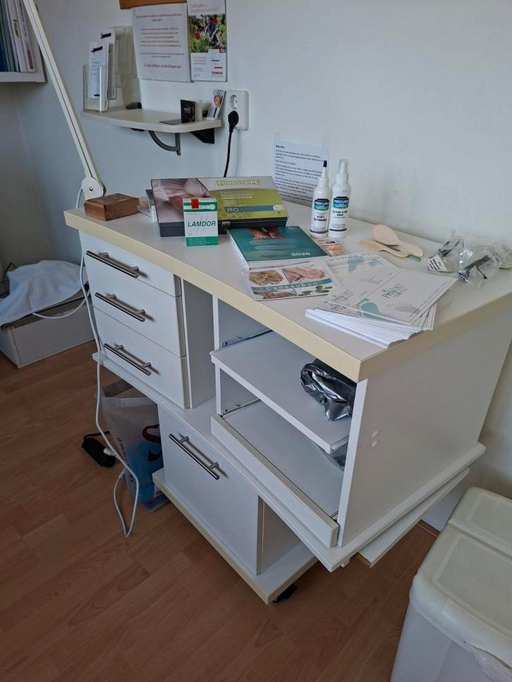 Werktafel voor pedicure/manicure, Huis en Inrichting, Kasten | Dressoirs, Zo goed als nieuw, 50 tot 75 cm, Ophalen of Verzenden