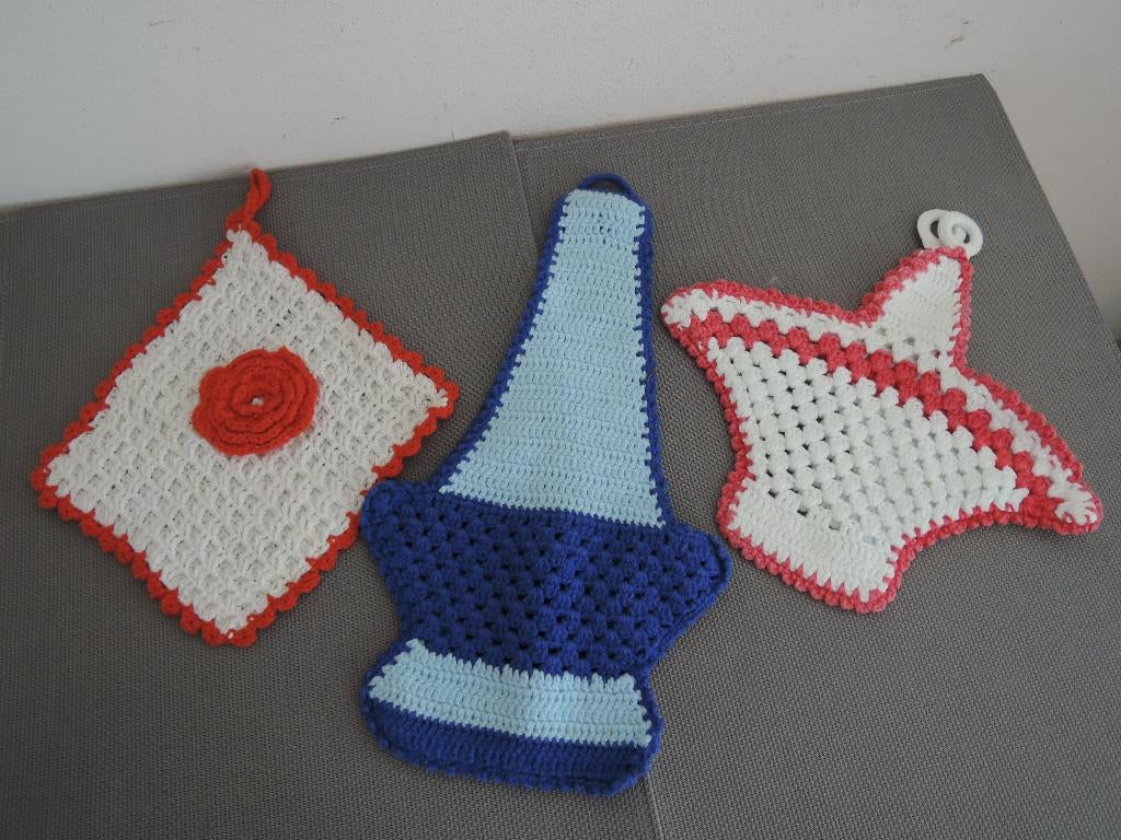 Drie ouderwetse gehaakte pannenlappen, Ophalen of Verzenden, Zo goed als nieuw, Overige kleuren, Overige typen