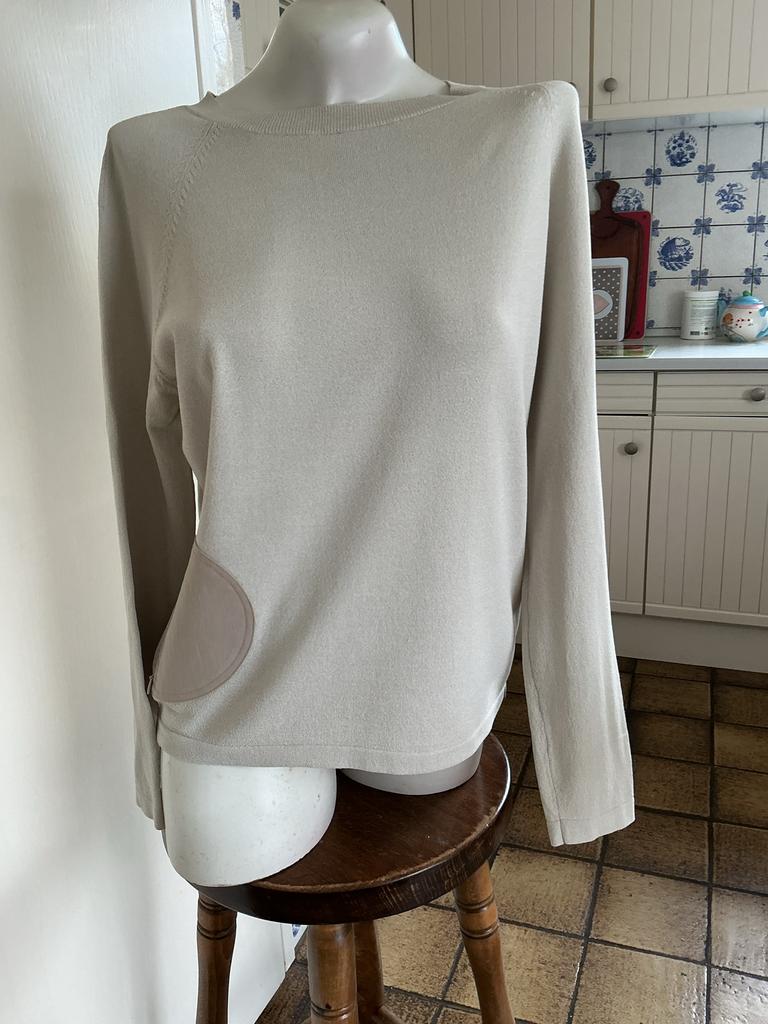 Italiaanse trui met aparte details, zo goed als nieuw, Kleding | Dames, Ophalen of Verzenden, Zo goed als nieuw, Maat 38/40 (M)