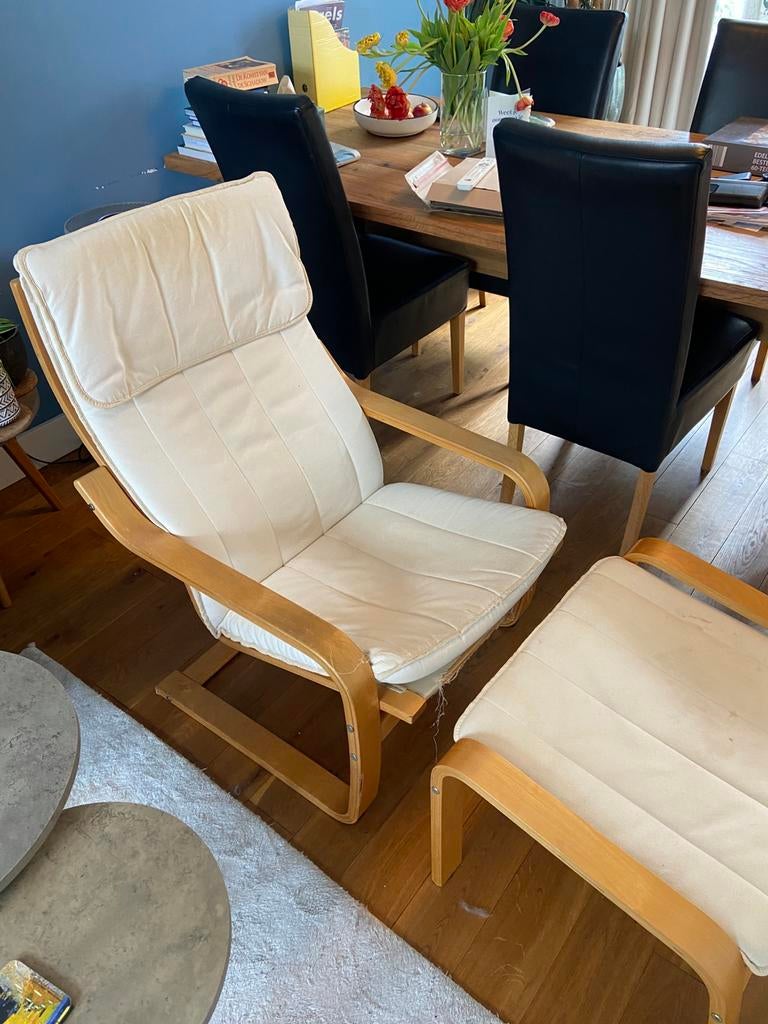 IKEA POÄNG Fauteuil met voetenbank witte stoffen kussens, Ophalen, Gebruikt, 50 tot 75 cm, Hout