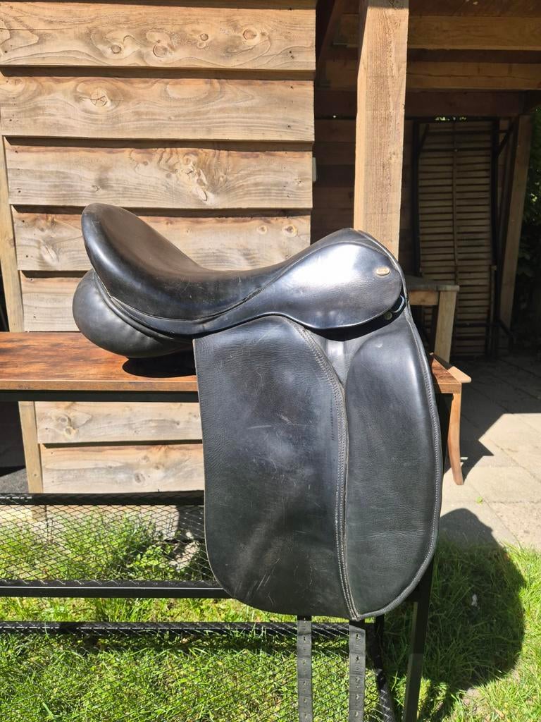 Comfortabel dressuurzadel van Hulzebosch, 17.5 inch., Dieren en Toebehoren, Paarden en Pony's | Zadels, Ophalen, Gebruikt, Dressuur