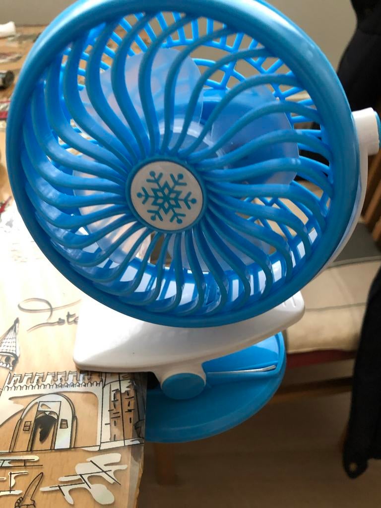 Oplaadbare mini ventilator met clip, Witgoed en Apparatuur, Ventilatoren, Gebruikt, Tafelventilator, Ophalen of Verzenden