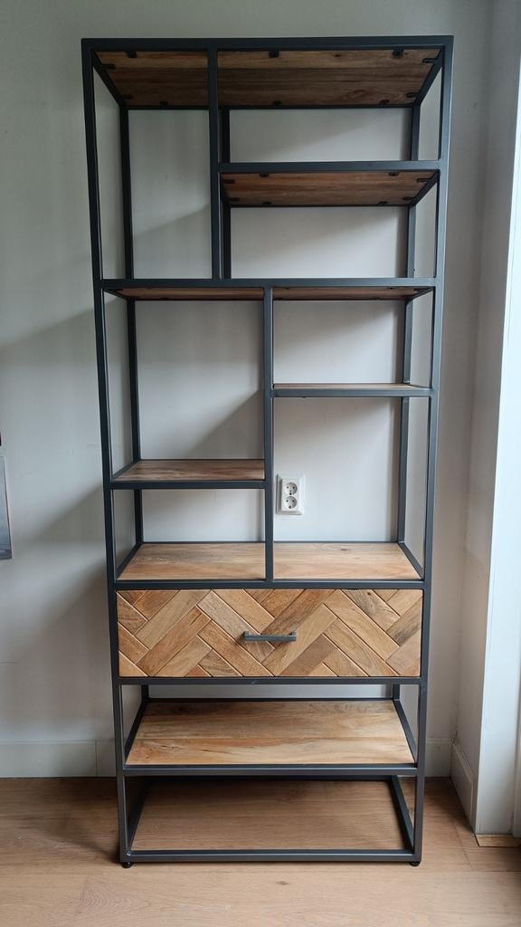 Metalen vakkenkast met lade in visgraatmotief, Ophalen