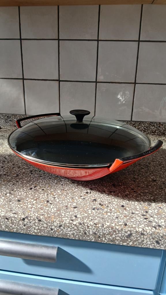 Le Creuset wokpan 36 cm, Huis en Inrichting, Keuken | Potten en Pannen, Verzenden, Zo goed als nieuw, Gietijzer, Wok