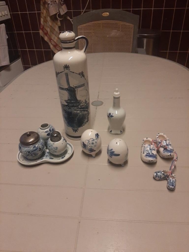 Servies handgeschilderd Delft. Prijs is voor de set., Ophalen of Verzenden, Zo goed als nieuw, Bord(en), Overige stijlen