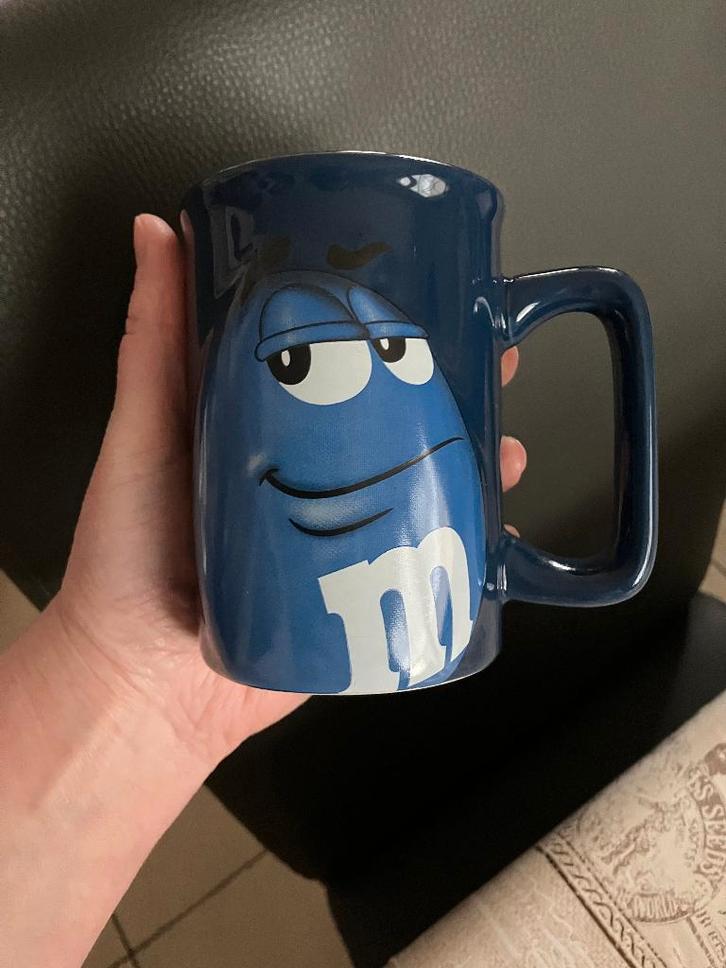 Blauwe M&M's mok - official licensed, Huis en Inrichting, Keuken | Servies, Zo goed als nieuw, Kop(pen) en/of Schotel(s), Overige stijlen