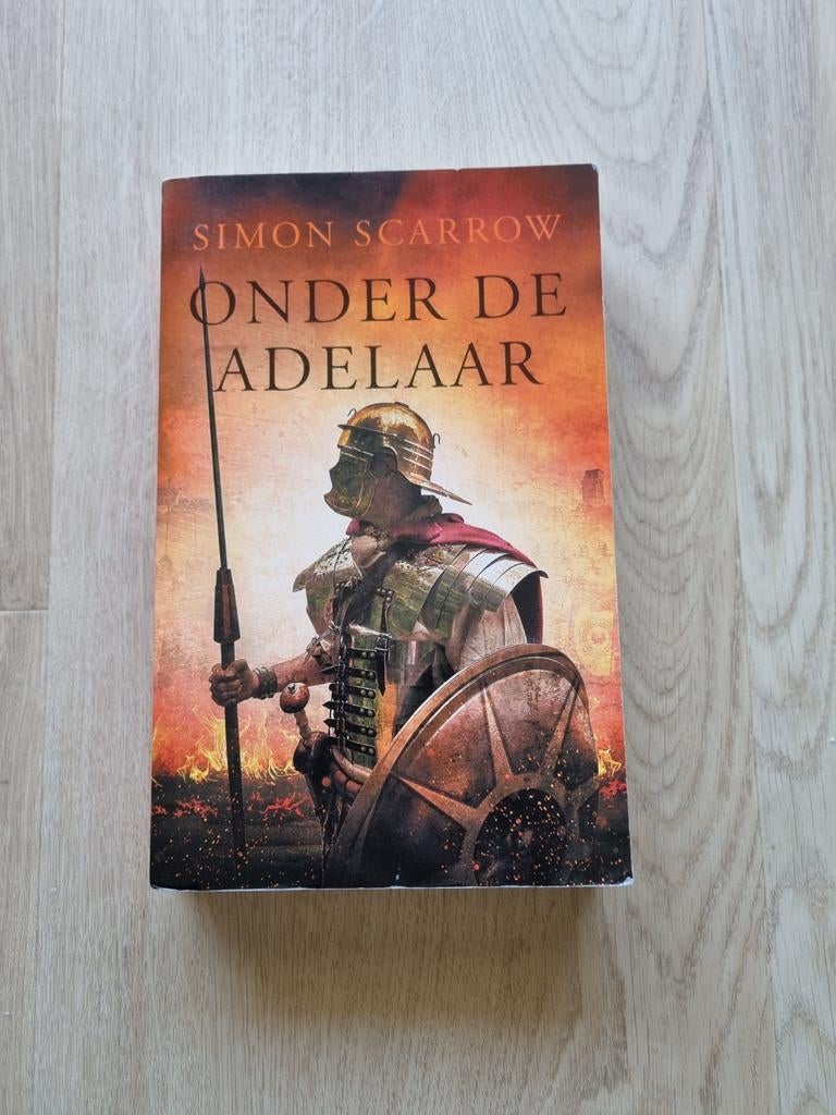 Simon Scarrow - Onder de adelaar, Ophalen of Verzenden, Zo goed als nieuw, Simon Scarrow