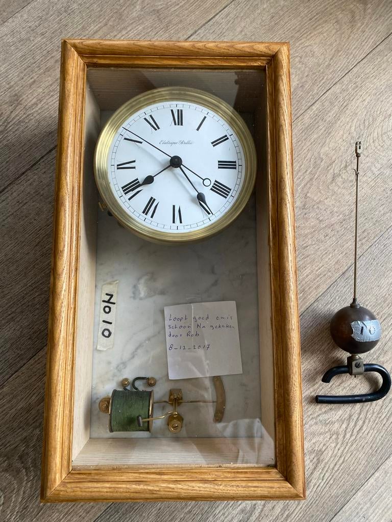 Brillie elektrische klok met marmerplaat en ronde wijzerplaa, Antiek en Kunst, Antiek | Klokken, Ophalen