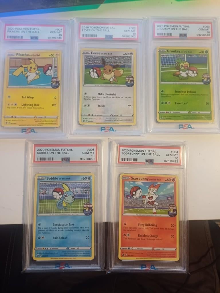 Pikachu, Eevee, Grookey, Soblle, Scorbunny on the Ball PSA10, Hobby en Vrije tijd, Verzamelkaartspellen | Pokémon, Ophalen of Verzenden