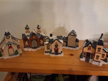 Kerstdorpje met 5 kersthuisjes beschikbaar voor biedingen