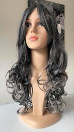 Zwarte met grijze lokken Krullende Pruik - Nieuw!, Sieraden, Tassen en Uiterlijk, Uiterlijk | Haarverzorging, Ophalen of Verzenden