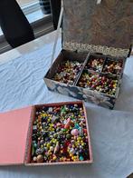 2 mooie dozen vol met diverse soorten kralen, Ophalen of Verzenden, Kraal