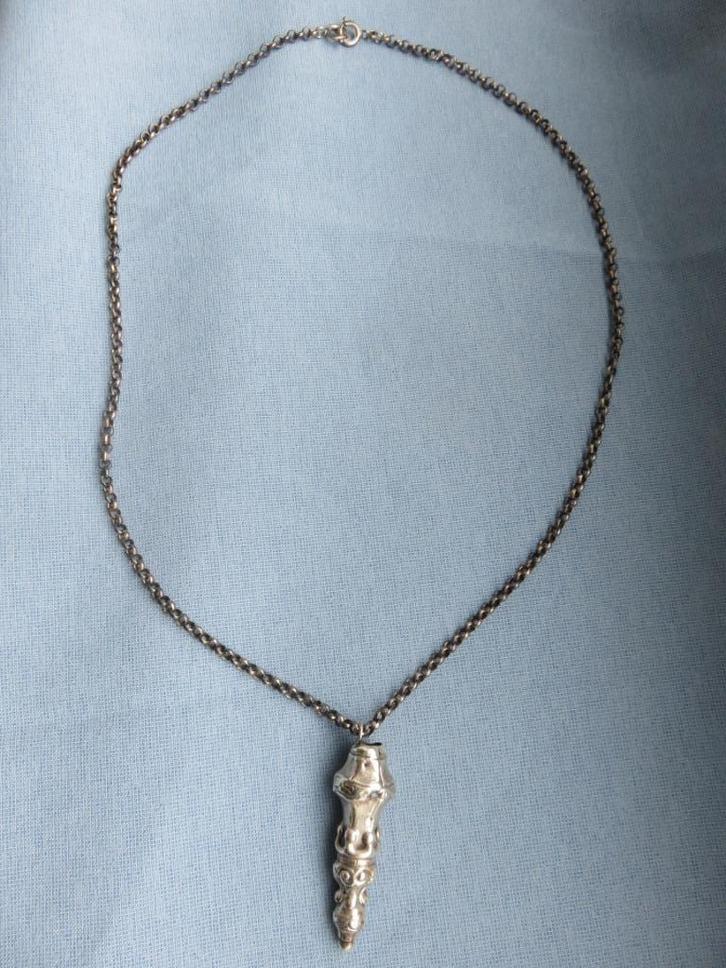 Antieke breinaald houder aan jasseron ketting, Antiek en Kunst, Curiosa en Brocante, Ophalen of Verzenden