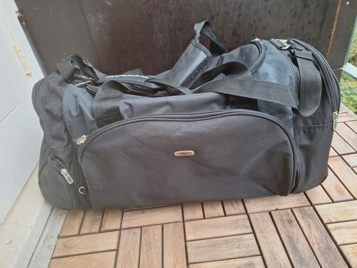 Umbro Sporttas met wieltjes- Ideaal voor sport en reizen!, Sieraden, Tassen en Uiterlijk, Tassen | Reistassen en Weekendtassen